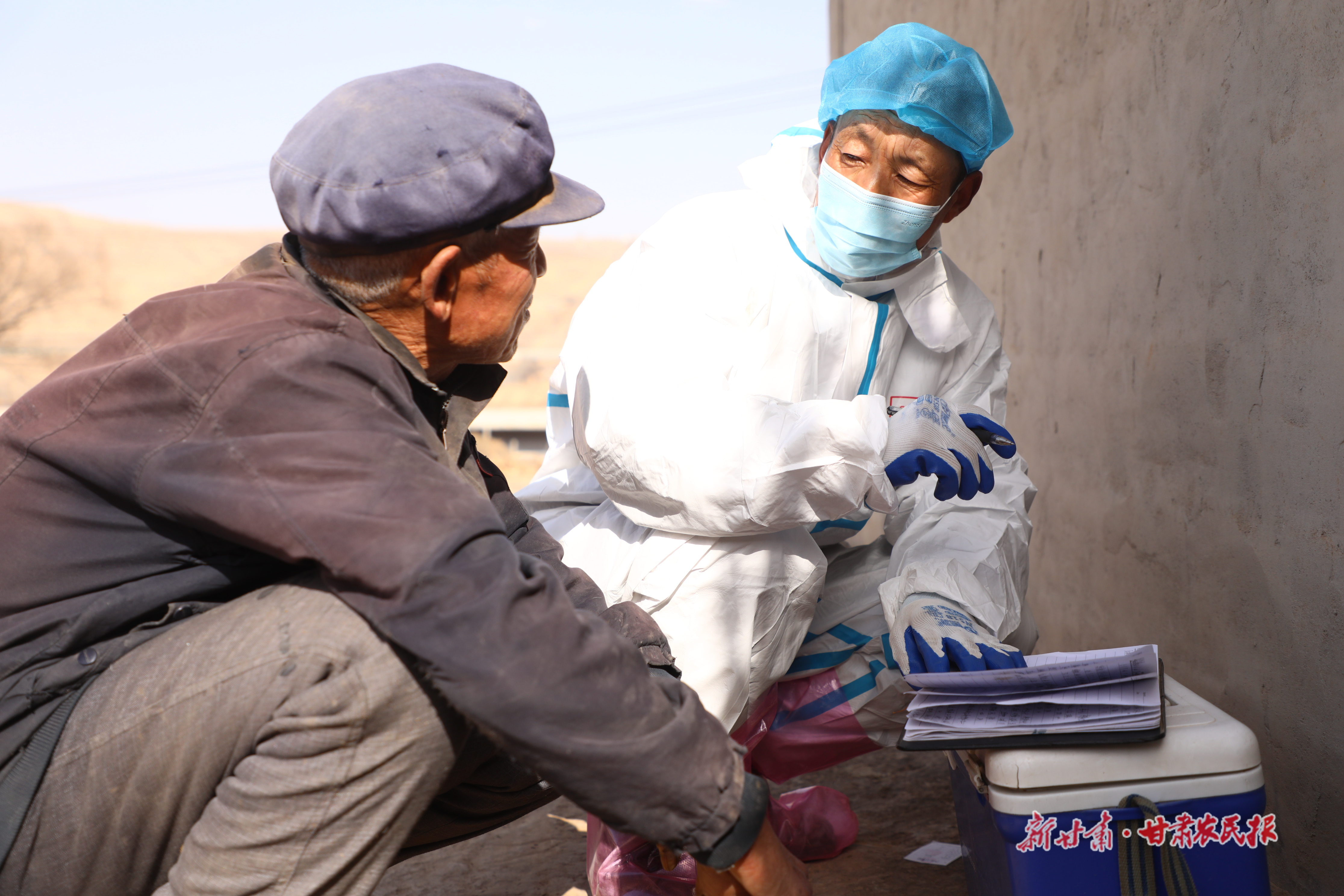 產業(yè)指導員呂春昌為養(yǎng)殖戶宣傳防疫知識