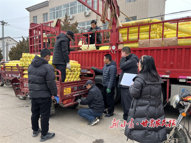 华亭市上关镇正在发放地膜1.jpg
