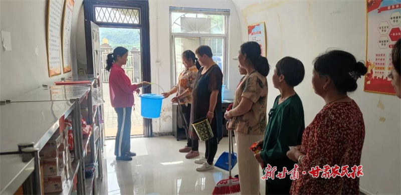 华亭市东华镇开展文明积分兑换.jpg