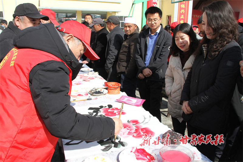 華亭市文化志愿服務(wù)隊在神峪鄉(xiāng)開展送文化下鄉(xiāng)活動11張小兵 攝.jpg