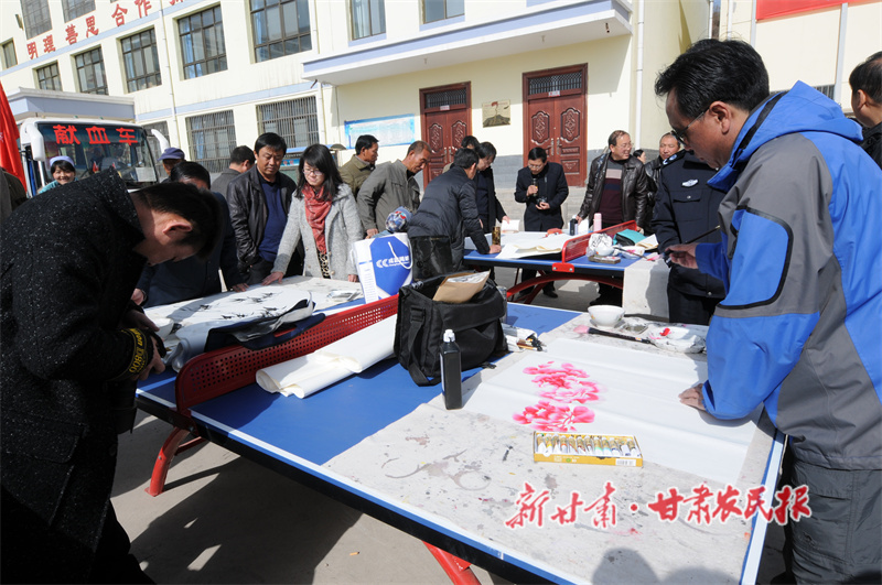 圖片七：2月29日，市委宣傳部組織的“文化三下鄉(xiāng)”啟動儀式在神峪鄉(xiāng)文化站舉行。文化館組織我縣鄭平生、朱國義、王毓峰等6名書畫家參加活動，為當?shù)剞r(nóng)民群眾免費創(chuàng)作贈送書畫e140a8dd.jpg