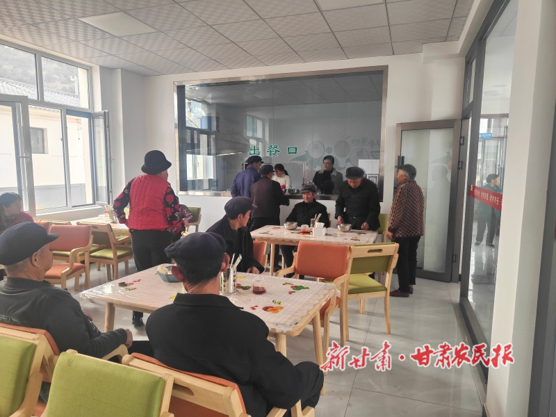 老人們?cè)谛腋Ｔ豪锍燥?jpg