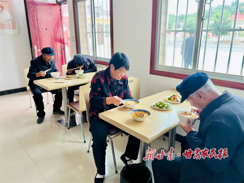 硯峽鄉(xiāng)互助幸福院里的暖心飯菜.png