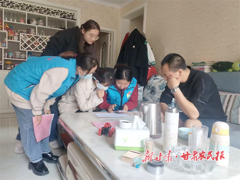 社區(qū)網(wǎng)格員上門幫辦醫(yī)保繳費(fèi).jpg