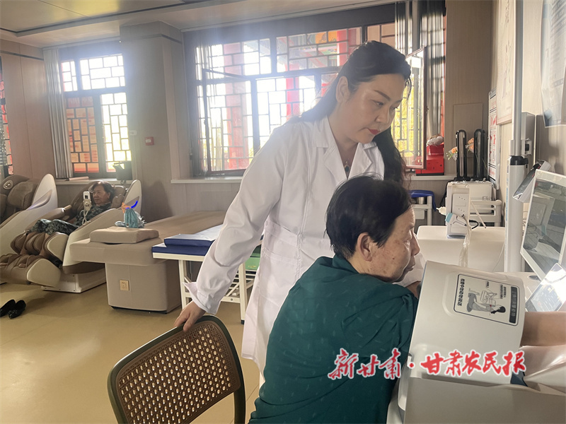 華亭市東華鎮(zhèn)頤養(yǎng)之家護(hù)理人員正在為老人測(cè)量血壓.jpg