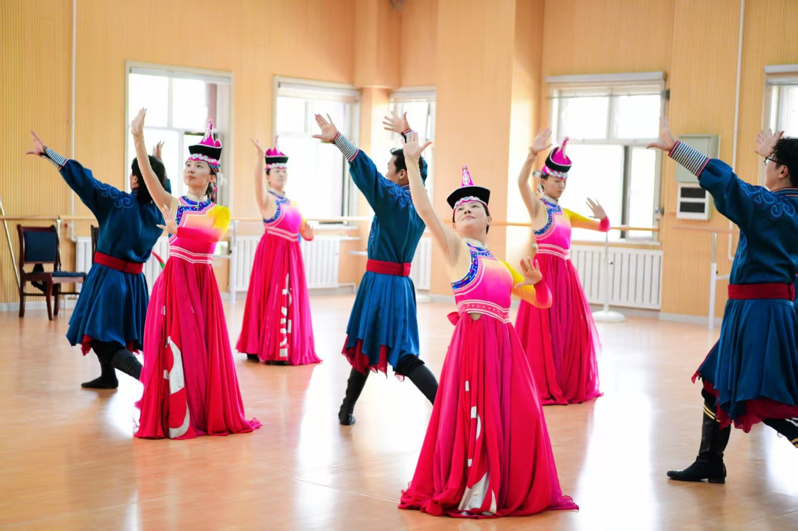 Q（EＹ法治邊疆行配圖）烏蘭牧騎：奏響民(43273729)-20250910151115