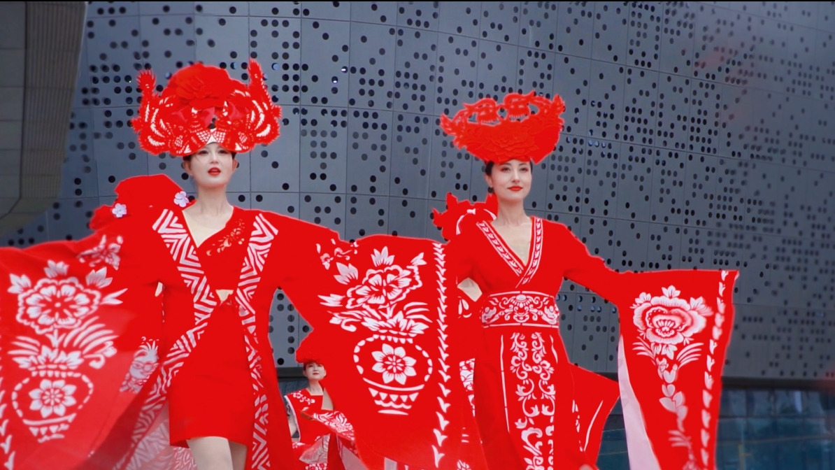 "剪云裳"剪紙服裝驚艷亮相慶陽