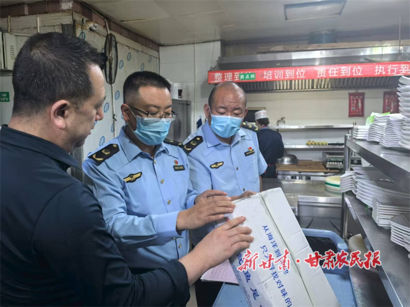 華亭市開展夜市市場秩序專項夜查行動