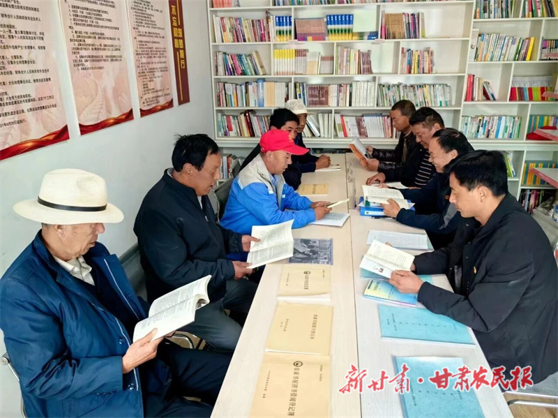 夏河縣：親子共讀潤童心，農家書屋暑期“不打烊”