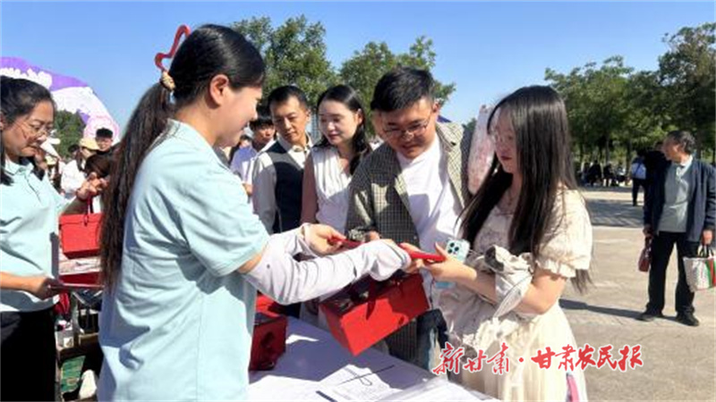 倡導(dǎo)文明婚俗·公益見證愛情——甘肅福彩舉辦“福滿七夕?一刮傳情”公益活動(dòng)