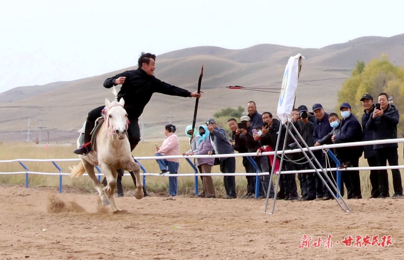 騎手為游客表演精彩馬術(shù)