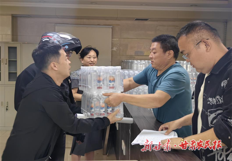 蘭州市福彩中心為全市站點發(fā)放暖心物資